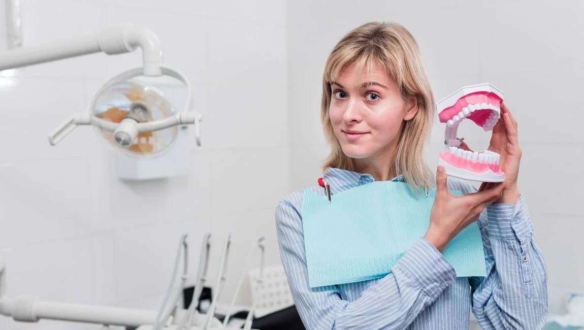 What Are The Differences Between İmplant Treatment, Bridge and Denture Treatment?